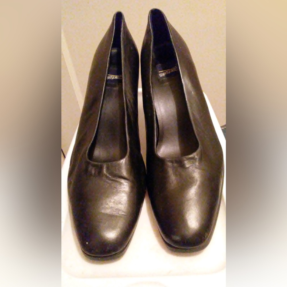 Black high-heeled pumps